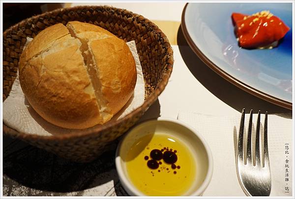 荳牛柴燒牛排餐廳-25-麵包.JPG