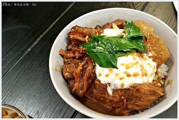 TAKU丼飯-27-暖心牛筋肉丼+溫泉蛋.jpg