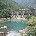 住宿的地方外面就是水壩