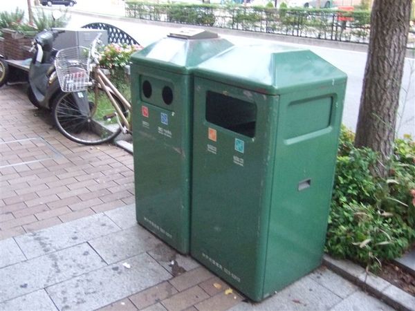 神戶是唯一路上有垃圾桶的城市....真貼心