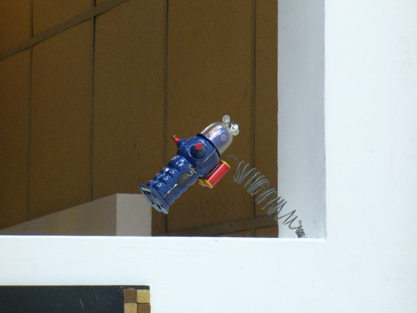 牆上的藍robot