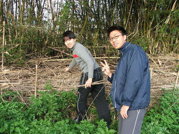 接下來就是去剪竹子…有一個人剪得像西瓜頭的．那個人叫唯泰