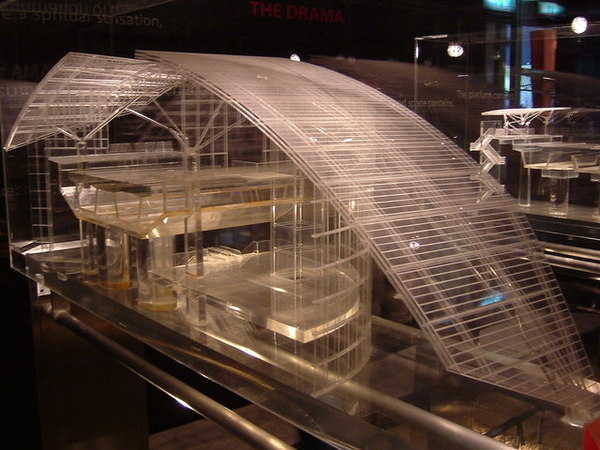 新竹的高鐵探索館整個造形是以客家人的建築圍樓做為概念！