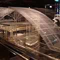 新竹的高鐵探索館整個造形是以客家人的建築圍樓做為概念！