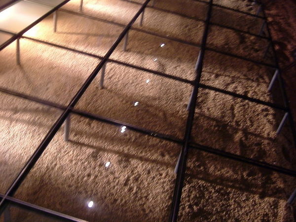 地板是透明的，下面鋪的是米糠…最終一切的人為還是得歸於自然