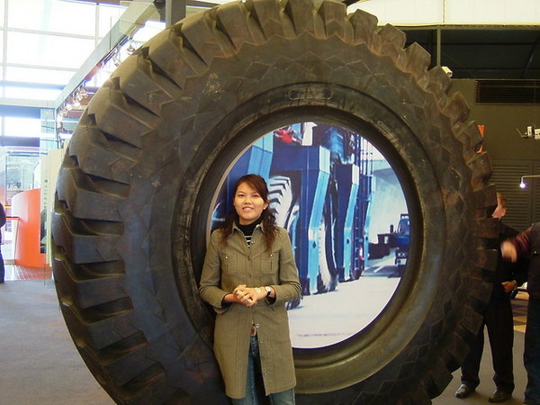 那個大大的輪胎是用來運送高鐵的建料