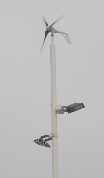 IMG_0093青島(奧運帆船賽場)風力發電路燈.jpg