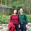 我爸跟我媽--in 角板山  (他們的衣服顏色還真..@#$^$#)