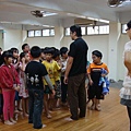 1006荔枝老師與小兔老師引導小朋友排好隊開始第一天的課程(喵)