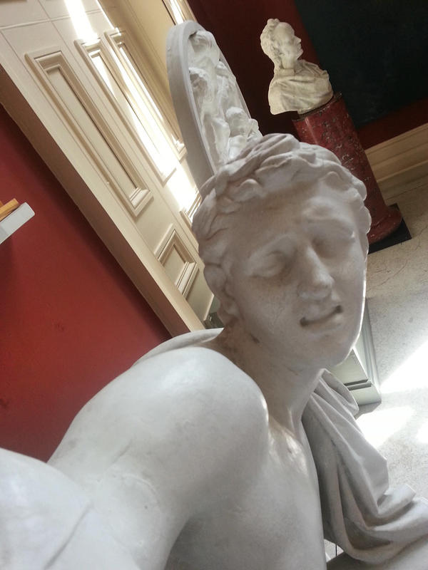 statues_taking_selfie_1.jpg