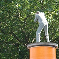 德國杜賽道夫站前雕像