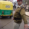 印度交警--用竹棒當工具