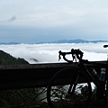 看到漂亮的雲海，遠方山脈的後端正是早上才去的翠峰湖林道