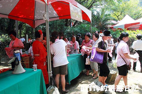 2011基隆中元祭-異國靈情法國公墓祭祀111.JPG