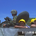 翔翔坐裝甲車003.jpg