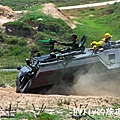 翔翔坐裝甲車004.jpg