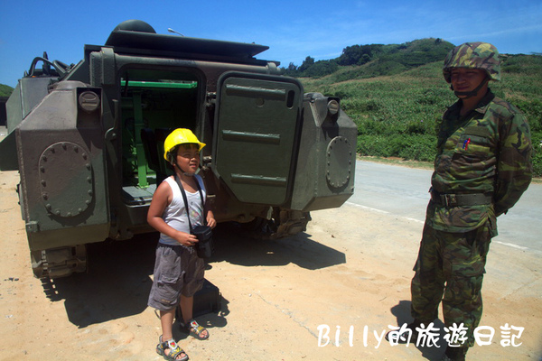 翔翔坐裝甲車001.jpg