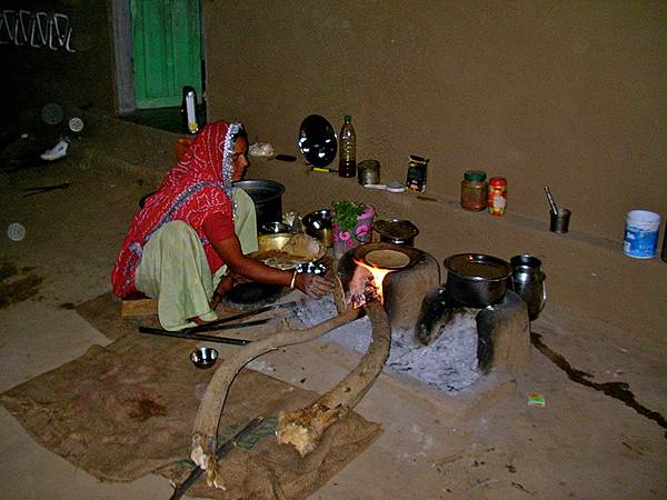 Indian-cooking-lesson-by-night.jpg