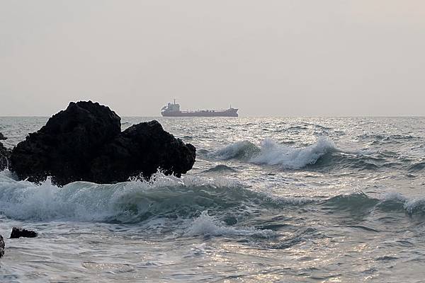 湧浪、礁岩，與輪船