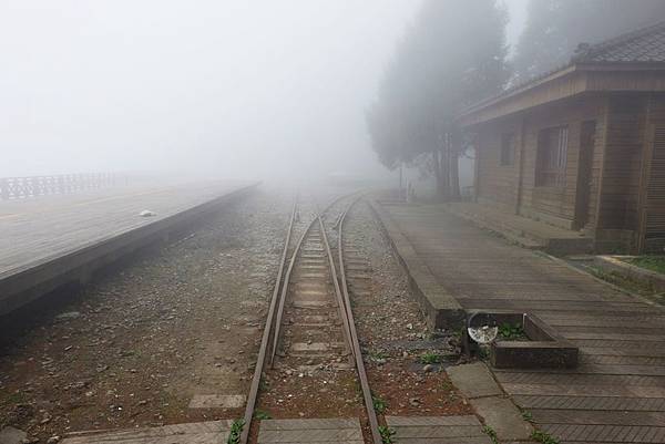 雲霧濃厚的二萬坪車站