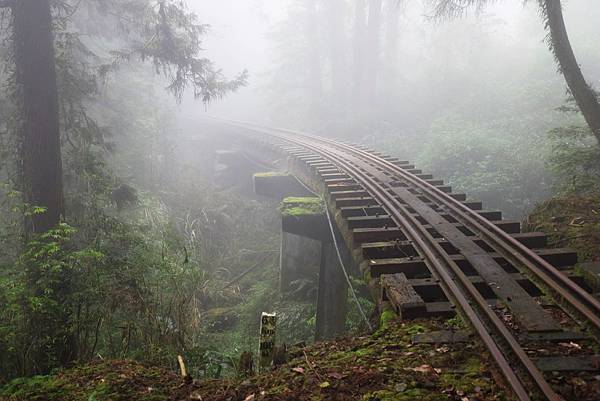 跨越山林溪谷的鐵橋