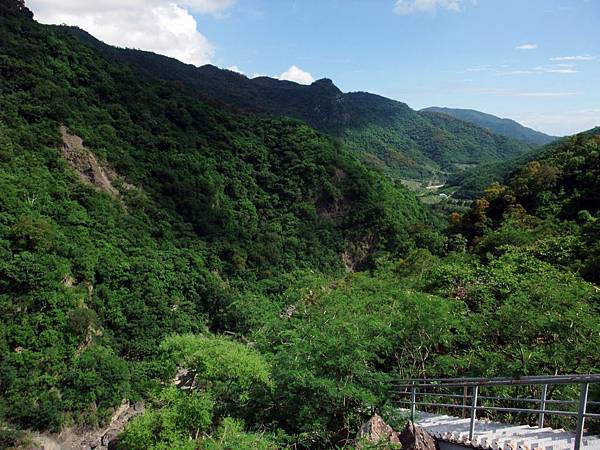 從登山步道鳥瞰山谷