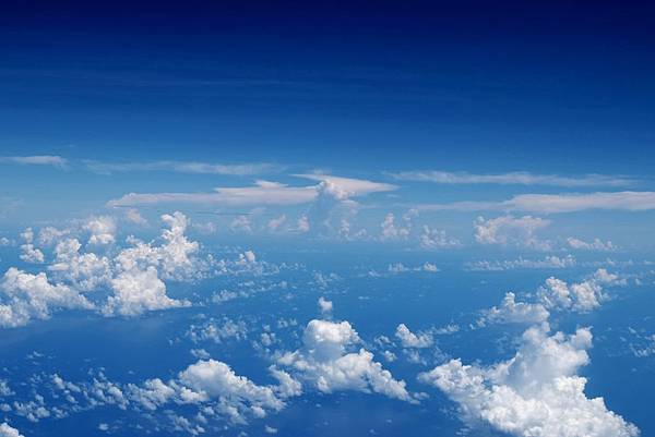 遠方海平線上的積雲
