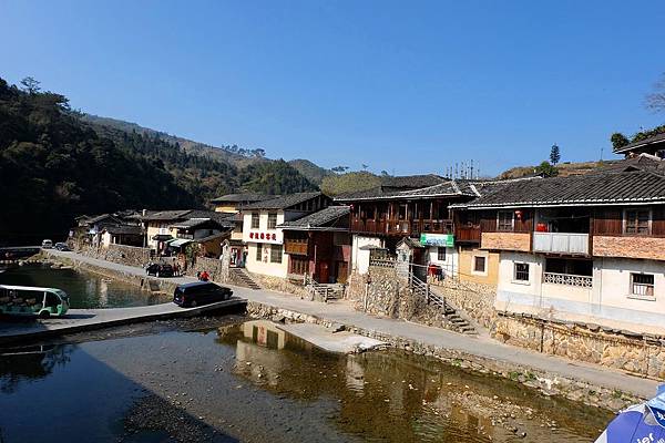 塔下村河岸一景