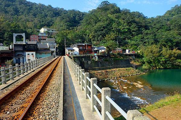 鐵路橋上看三貂村河谷風景