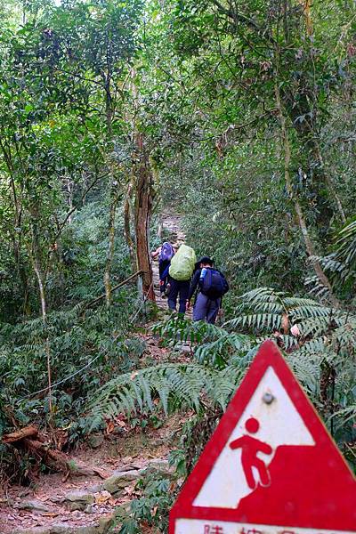 尾寮山步道7K，陡坡危險