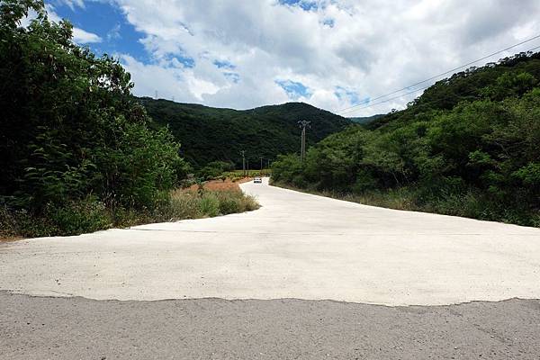 白色道路往卡悠峰瀑布 白色道路往卡悠峰瀑布