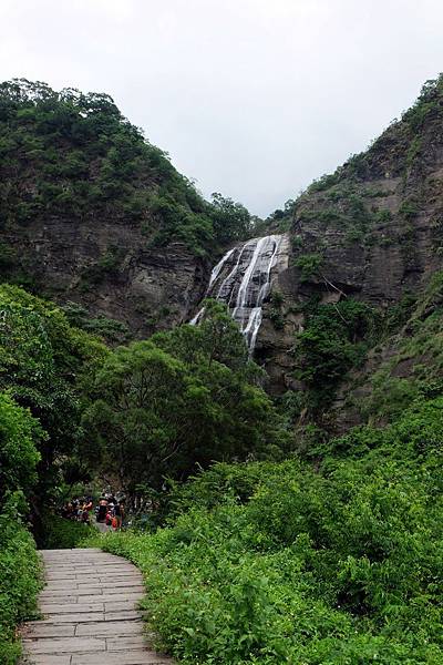 步道上遙望卡悠峰瀑布 步道上遙望卡悠峰瀑布