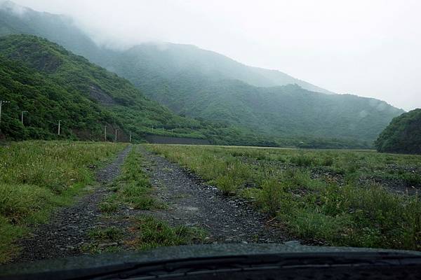 河谷中的土石便道 河谷中的土石便道