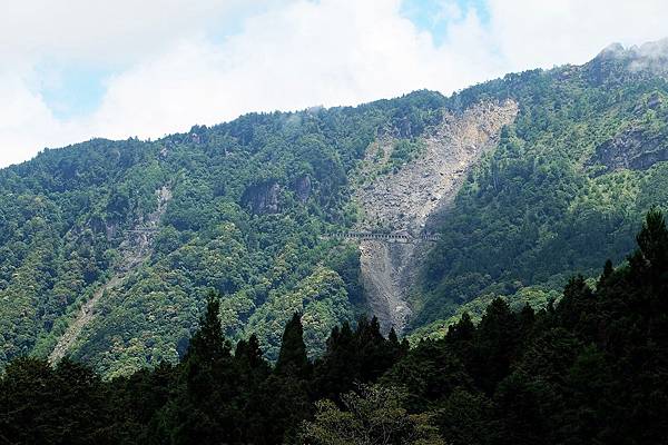 眠月線掛在山壁上