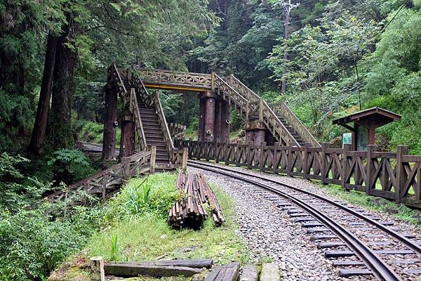 鐵道與塔山步道天橋