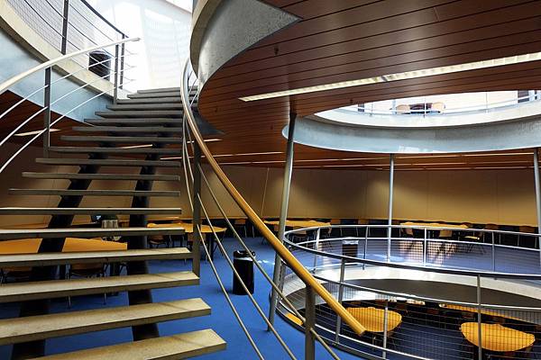 巨大圓錐體內為三層自修室