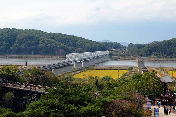 京義線鐵路跨越臨津江往北