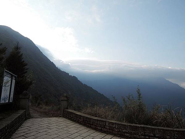 登山口望厚雲籠罩遠山