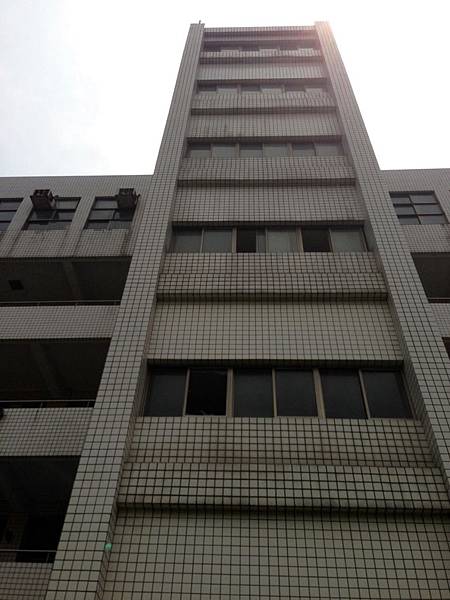 仰望新大樓 仰望新大樓