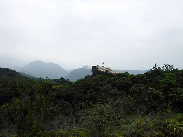 突出巨岩宛如軍艦在山嶺中乘風破浪