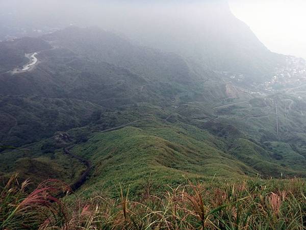 山坡上可見廢煙道蜿蜒