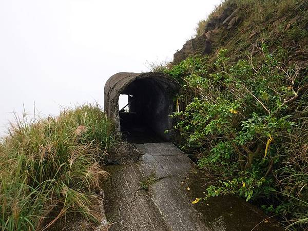 廢煙道繞過山頭