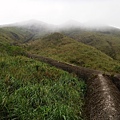 管道匯集直竄雲霧山巔