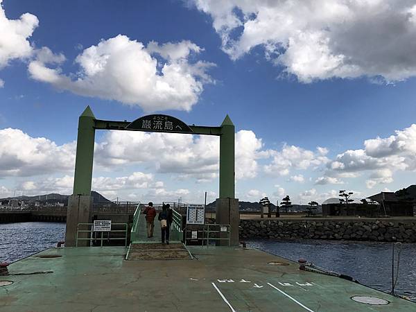 一下船就會看到歡迎的牌子