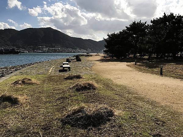 海濱小路旁有椅子可坐著悠閒看海