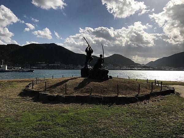 決鬥雕像矗立眼前