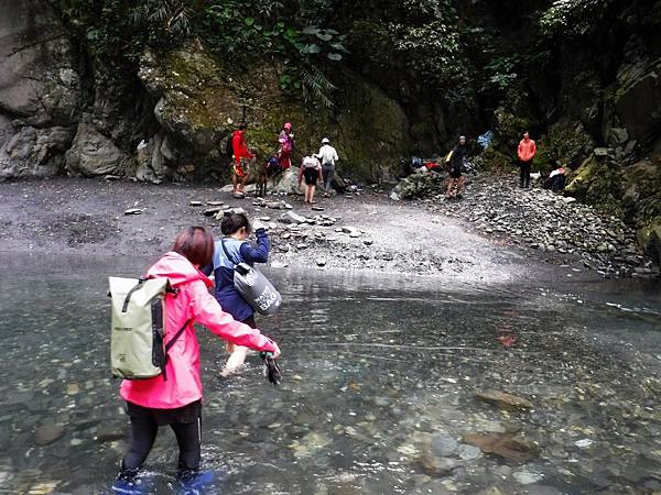 橫渡溪流前往對岸