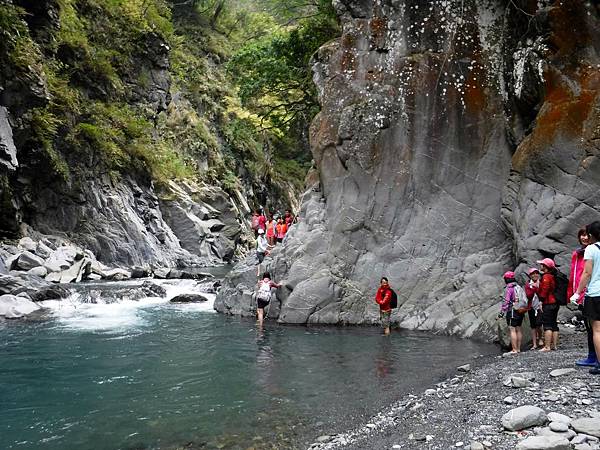 準備進入涉水攀岩關卡