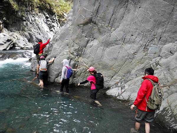 開始涉水攀岩