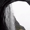 欣賞飛龍瀑布水落流線和岩壁圓弧